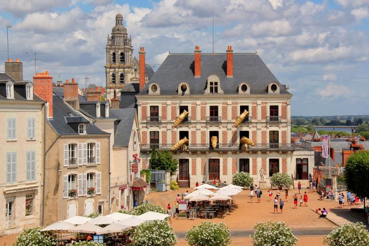 C'est une vaste maison bourgeoise du XIXe siècle, située en face du château de Blois, qui abrite la Maison de la Magie. (D.LEPISSIER)