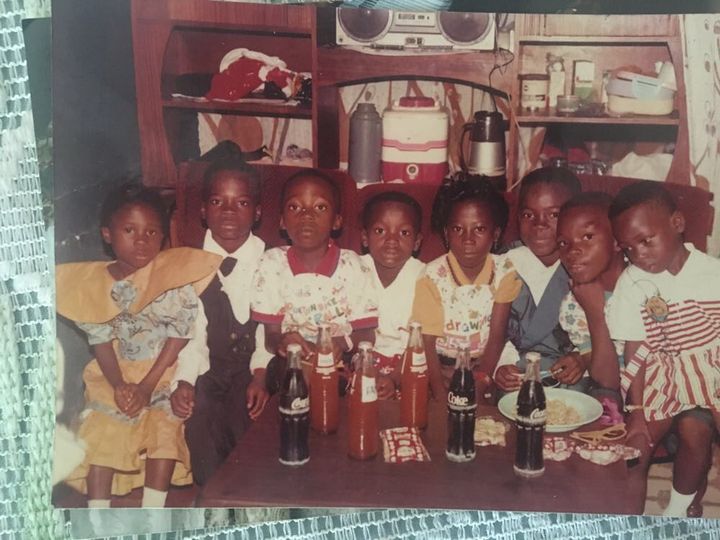 Le jeune Akwasi Frimpong avec ses frères et sœurs dans leur petite maison au Ghana, à la fin des années 1980. (AKWASI FRIMPONG)