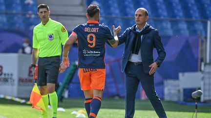 Michel Der Zakarian avec Andy Delort, le 2 mai 2021. (PASCAL GUYOT / AFP)