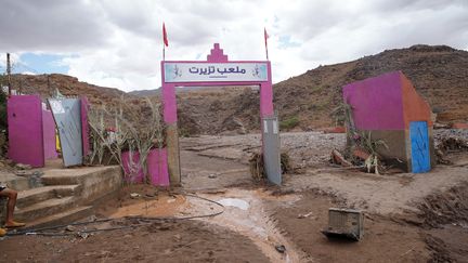 Entrée du terrain de football où sept personnes ont trouvé la mort lors d'une crue violente, dans le village de Tizert, dans le sud du Maroc, le 29 août 2019. (- / AFP)