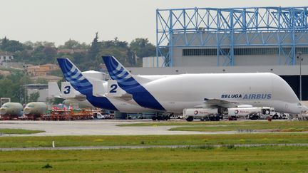 Des avions Airbus A300 sur le site de construction d'Airbus &agrave; Toulouse, le 29 avril 2010. (REMY GABALDA/AFP)