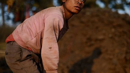 Les postulants trichent sur leur âge pour pouvoir être embauchés.

Et si les responsables ne sont pas dupes, ils préfèrent faire semblant de les croire. (AFP PHOTO/ Roberto Schmidt)