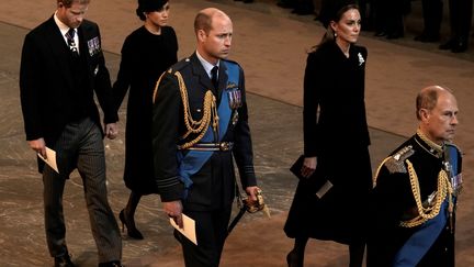 Le prince William et son épouse Kate ainsi que le prince Harry et son épouse Meghan entrent derrière le cercueil de la reine Elizabeth II à Westminster Hall à Londres le 14 septembre. (NARIMAN EL-MOFTY / AFP)