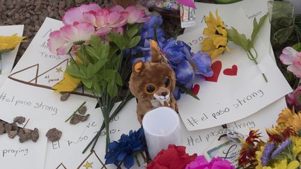 Des messages et des fleurs ont été déposés devant le centre commercial d'El Paso (Texas), où vingt personnes ont été tuées, le 4 août 2019.&nbsp; (MARK RALSTON / AFP)