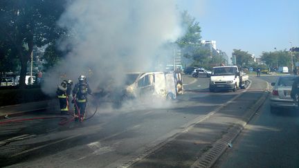 Le fourgon blanc utilisé par le commando lors de la fusillade à Villiers-sur-Marne (Val-de-Marne), où la policière Aurélie Fouquet a été tuée, le 20 mai 2010. (MAXPPP)