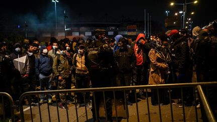 Des habitants d'un camp à Saint-Denis (Seine-Saint-Denis) attendent leur évacuation, le 17 novembre 2020. (CHRISTOPHE ARCHAMBAULT / AFP)