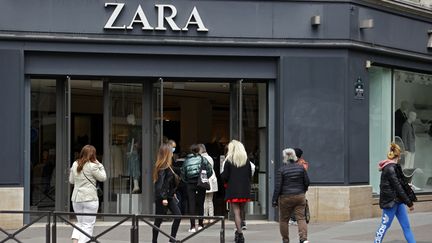 Zara va non seulement lancer une plateforme de seconde main proposer aussi de réparer les vêtements (illustration). (THOMAS COEX / AFP)