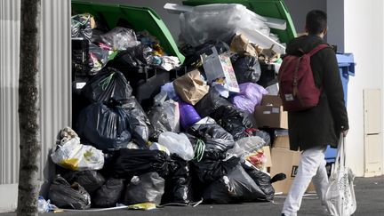 Il faudra plus de quinze jours pour tout ramasser, annoncent les éboueurs de Toulouse qui mettent fin jeudi 13 janvier à une grève d'un mois. (XAVIER DE FENOYL / MAXPPP)