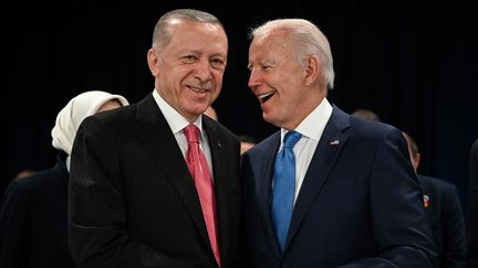 Les présidents turc et amércain, Recep Tayyip Erdogan et Joe Bidenn se serrent la main lors d'un sommet de l'OTAN à Madrid, le 29 juin 2022. (GABRIEL BOUYS / AFP)