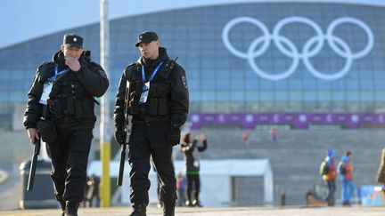 Des policiers patrouillent pr&egrave;s du stade olympique &agrave; Sotchi (Russie), le 2 f&eacute;vrier 2014. (KEVIN DIETSCH/NEWSCOM/SIPA / SIPA USA)