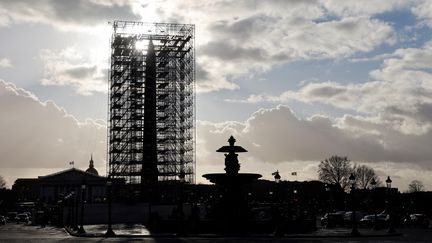 L'échafaudage qui entoure l'obélisque de la Concorde, le 10 décembre 2021. (LUDOVIC MARIN / AFP)