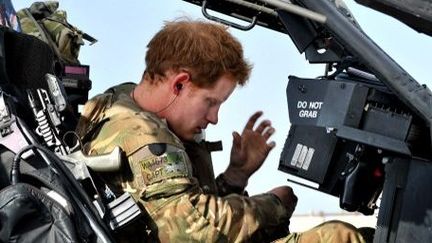 Le prince Harry photographié à bord d'un hélicoptère Apache, le 2 novembre 2012 en Afghanistan. (AFP)