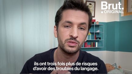 Manque de vocabulaire, hyperactivité, asociabilité… Les écrans handicapent le bon développement des enfants. Pour les occuper sans danger, Benjamin a eu une idée : des histoires racontées en podcast. Brut l'a rencontré.