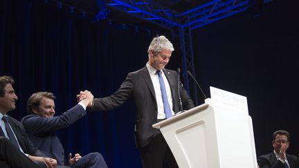 Laurent Wauquiez et Françoois Baroin se serrent la main, le 23 mai 2017 à Lyon.&nbsp; (ROMAIN LAFABREGUE / AFP)