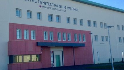 L'entrée du centre pénitentiaire de Valence (Radio France - Tommy Cattanéo)