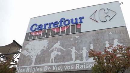 En Meurthe-et-Moselle, le magasin Cora d'Houdemont est devenu un Carrefour. Les consommateurs vont devoir s'habituer à de nouveaux produits, qui devraient être moins chers.