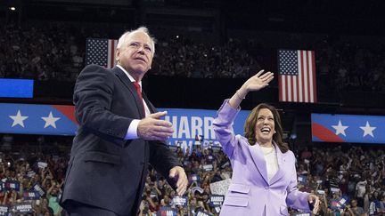 Kamala Harris avec le gouverneur du Minnesota et candidat à la vice-présidence Tim Walz, lors d'un rassemblement électoral à Las Vegas, le 10 août 2024. (RONDA CHURCHILL / AFP)