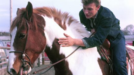 Roger kasparian : "Il est encore à cheval mais ce n’est pas au même endroit. C’était à l’occasion d’un reportage dans un ranch avec Johnny, Sheila et Long Chris (d’autres photos de ce reportage sont à voir à l’exposition NDLA). Johnny pratiquait l’équitation parce qu’en tant qu’enfant de la balle il avait fait un peu de cirque, avec son oncle je crois."
 (Roger Kasparian)