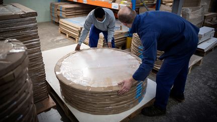 Des détenus travaillent dans un atelier lors d'une visite des ministres de la Justice et du Travail à la prison de Muret (Haute-Garonne), le 2 décembre 2021. (LIONEL BONAVENTURE / POOL / AFP)