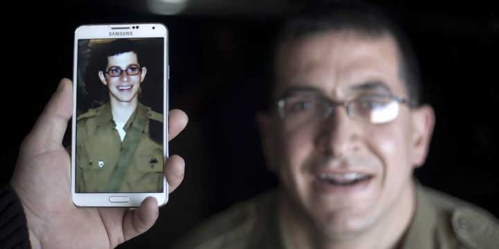 Une photo du soldat Shalit (à gauche) et l'acteur Mohammad Qarara.
 (Mohammed Abed / AFP)