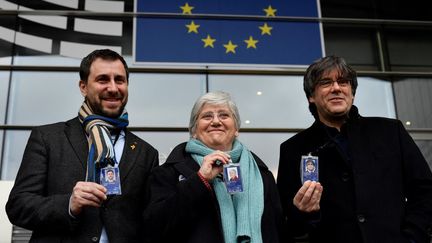 Le leader indépendantiste catalan&nbsp;Carles Puigdemont (droite),&nbsp;Clara Ponsati (centre) et Toni Comin, devant le siège du Parlement européen, à Bruxelles, le 5 février 2021. (JOHN THYS / AFP)