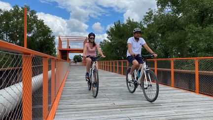 Luydmila (à gauche) découvre en famille la ville de Moulins&nbsp;en vélo. (BORIS LOUMAGNE / RADIOFRANCE)