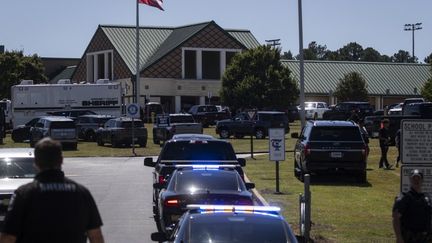 Des voitures de police et de secouriste stationnent après des tirs au lycée Apalachee à Winder (Etats-Unis), le 4 septembre 2024. (CHRISTIAN MONTERROSA / AFP)