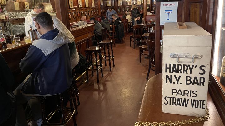 The urn of "straw vote" from Harry's Bar in Paris (FRANCEINFO / THOMAS SELLIN)