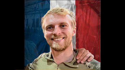 Nicolas Mazier, soldat français, est décédé en Irak. Appartenant aux forces spéciales, il a laissé sa vie lors d'une opération antiterroriste. Quatre soldats sont également blessés. (Franceinfo)