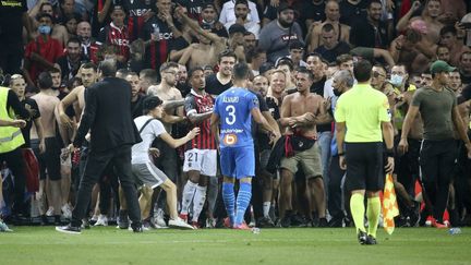 La fin de match entre Nice et Marseille avait dû être interrompu pour des débordements suite à l'entrée de supporters niçois sur la pelouse de l'Allianz Riviera, dimanche 22 août 2021.&nbsp; (JEAN CATUFFE / AUGENKLICK / DPPI / AFP)