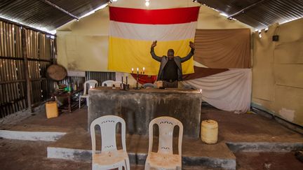 Le pasteur Samuel prie dans son église. "L'arrivée du coronavirus au Kenya a changé la façon de conduire les offices religieux dans les divers lieux de culte de la capitale. Les catholiques de Nairobi s’abstiennent d’utiliser de l’eau bénite, les musulmans ont cessé les nettoyages rituels et les temples hindous se sont tournés vers la diffusion en direct", rapporte VOA Afrique.&nbsp; &nbsp; (DONWILSON ODHIAMBO / SOPA IMAGES / SIPA)