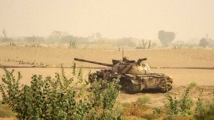 Un tank situé près de la ligne de front face aux rebelles&nbsp;houthis&nbsp;soutenus par l'Iran dans la province de Marib,&nbsp;au Yémen, le 19 juin 2021. (AFP)