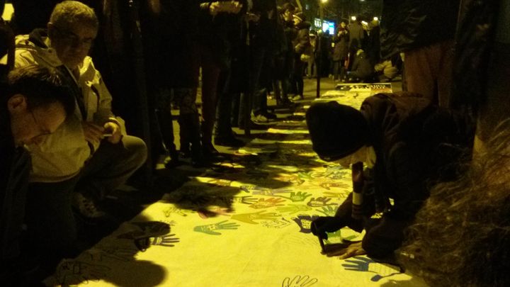 Des anonymes &eacute;crivent des messages de soutien aux victimes de la double fusillade de Copenhague, dimanche 15 f&eacute;vrier, &agrave; quelques m&egrave;tres de l'ambassade du Danemark &agrave; Paris. (VINCENT MATALON / FRANCETV INFO)