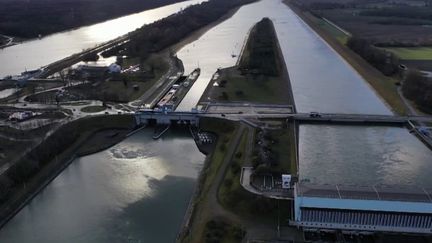 Sécheresse : le transport fluvial au ralenti (FRANCEINFO)