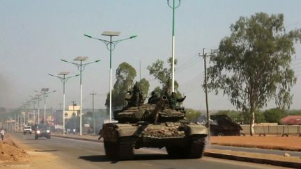 Un tank patrouille dans les rues de Juba, capitale du Soudan du Sud, lundi 16 d&eacute;cembre 2013. (REUTERS)