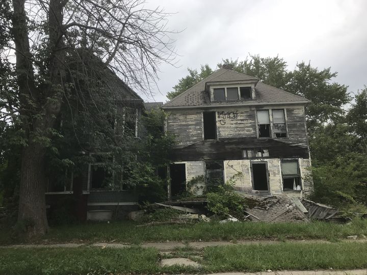 Des maisons en ruine et envahies par la végétation à Detroit (Michigan) le 14 septembre 2018, dix ans après la crise des subprimes. (GREGORY PHILIPPS / RADIO FRANCE)