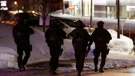 Des patrouilles de police bloquent un périmètre autour de la mosquée à Québec (Canada), le 30 janvier 2017. (MATHIEU BELANGER / REUTERS)