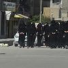 Des femmes marchent &agrave; Raqqa (Syrie),&nbsp;bastion des jihadistes de l'Etat islamique,&nbsp;le 31 mars 2014.&nbsp; (REUTERS  )