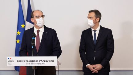 Le Premier ministre Jean Castex et le ministre de la Santé Olivier Véran à Angoulême (Charente), le 2 décembre 2021. (YOHAN BONNET / AFP)