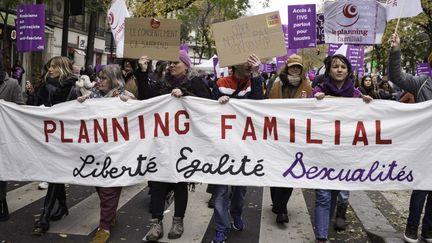 Une banderole du Planning familial lors de la marche organisée à l'occasion de la Journée internationale pour l'élimination des violences faites aux femmes et minorites de genres à Paris, le 23 novembre 2024. (ERIC BRONCARD / HANS LUCAS / AFP)