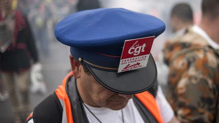 Un cheminot lors d'une manifestation en&nbsp;juin 2014 à Paris. (FRED DUFOUR / AFP)