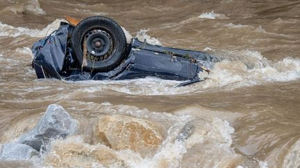 Foto yang diambil pada 16 September 2024 ini menunjukkan sebuah mobil terendam air menyusul banjir di Ladek-Zdroj, Polandia selatan. (MATUSZ SLODKOWSKI / AFP)