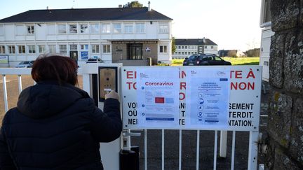 Un lycée d'Auray (Morbihan) est fermé provisoirement en raison du coronavirus Covid-19, le 2 mars 2020. (DAMIEN MEYER / AFP)