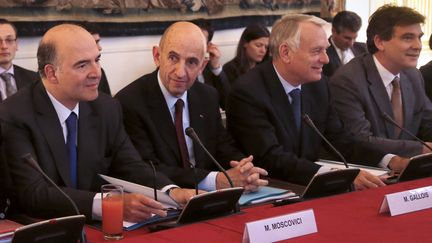 De gauche &agrave; droite, Pierre Moscovici, Louis Gallois, Jean-Marc Ayrault et Arnaud Montebourg, en r&eacute;union &agrave; Matignon,&nbsp;apr&egrave;s la remise du rapport sur la comp&eacute;titivit&eacute;, le 5 novembre 2012. (PIERRE VERDY / AFP)