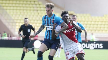 Breel Embolo face à la défense rennaise, lors de Monaco-Rennes en Ligue 1, le 13 août 2022. (CYRIL DODERGNY / MAXPPP)