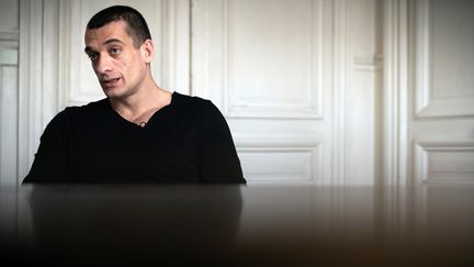 L'artiste contestataire russe Piotr Pavlenski, qui affirme être à l'origine de la diffusion de vidéos intimes et conversations attribuées à Benjamin Griveaux, le 14 février 2020 à Paris.&nbsp; (LIONEL BONAVENTURE / AFP)