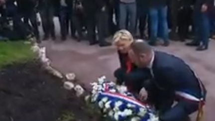 Marine Le Pen est dans les Alpes-Maritimes ce 1er-Mai. Elle a rendu hommage à Jeanne d’Arc devant une statue à Cannes avant de se rendre à Nice auprès de ses alliés européens. (FRANCE 3)