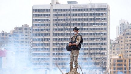 Un soldat libanais portant un masque se tient dans le port de Beyrouth après l'explosion du 4 août 2020. Les autorités du pays appellent à un nouveau confinement de deux semaines, vendredi 21 août, pour faire face à l'épidémie de coronavirus. (NATHANAEL CHARBONNIER / RADIO FRANCE)