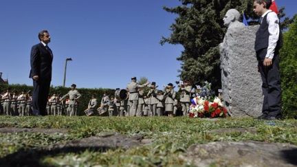 Nicolas Sarkozy (à gauche) devant la sculpture de l'ancien président Pompidou à Montboudif (Cantal), le 5 juillet 2011. (ERIC FEFERBERG - AFP)