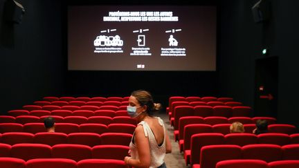 Une femme dans une salle de cinéma, en juin 2020.&nbsp; (ALEXIS SCIARD  / MAXPPP)